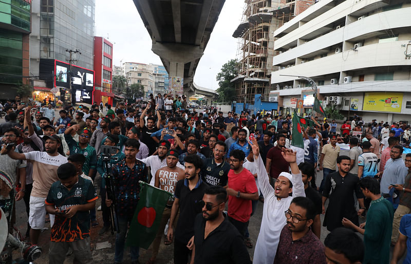 সরকারি চাকরিতে কোটাব্যবস্থা বাতিল করে ২০১৮ সালের পরিপত্র বহাল রাখার দাবিতে লাগাতার অবরোধ কর্মসূচি পালন করছেন চট্টগ্রাম বিশ্ববিদ্যালয়ের শিক্ষার্থীরাও। গতকাল বিকেলে তাঁরা চট্টগ্রাম নগরের লালখানবাজার এলাকায় সড়ক অবরোধ করেন